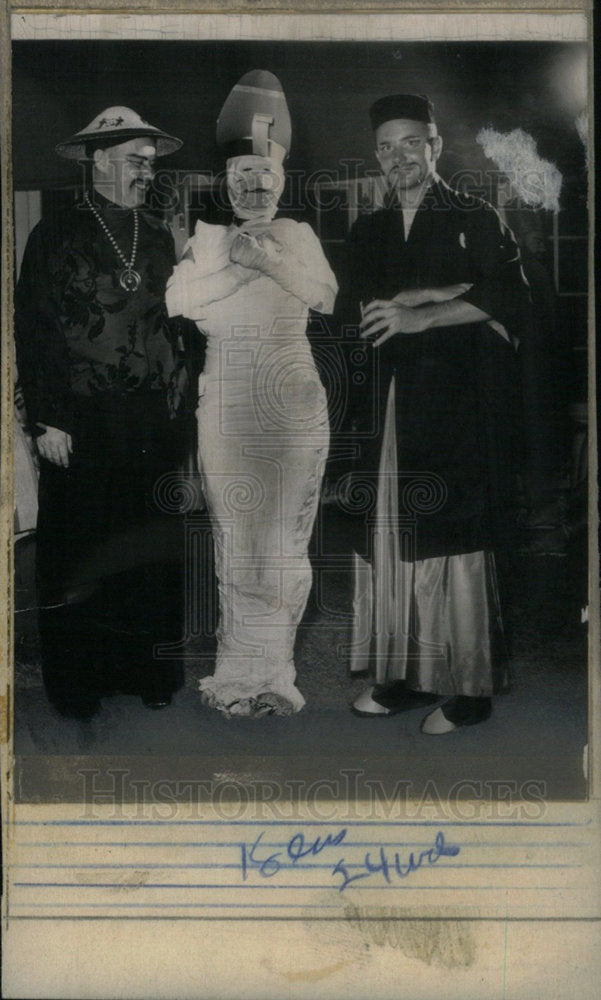 1951 Press Photo Kistler Family Dressed As Mummy - Historic Images