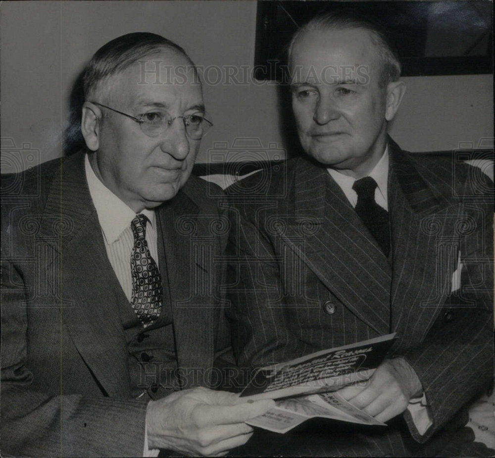 1947 Press Photo Businessmen Discuss Freightcar Issue - Historic Images