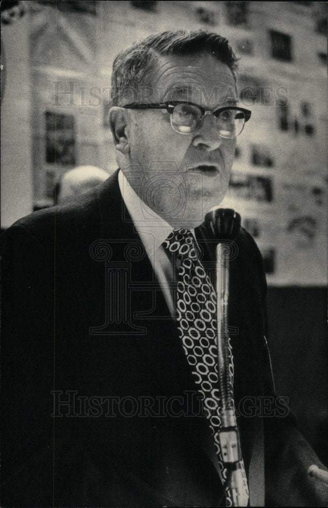 Press Photo Picture Represents Chuck Buxton Black Coat - Historic Images