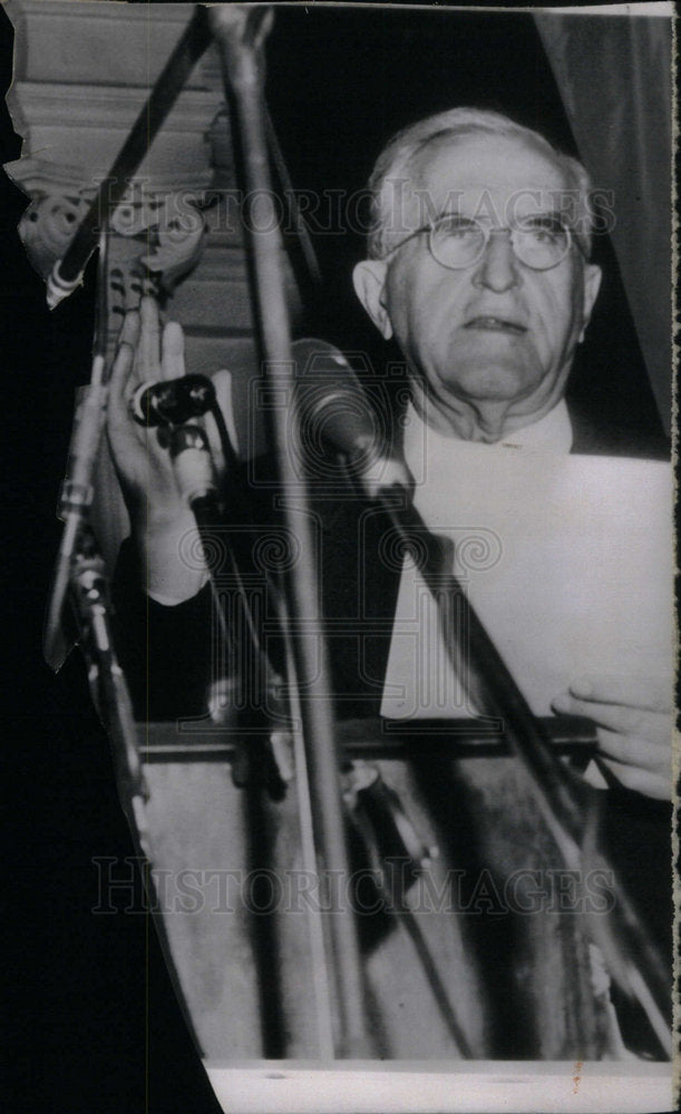 Press Photo Picture Person Stage Mike Speech Emotion - Historic Images