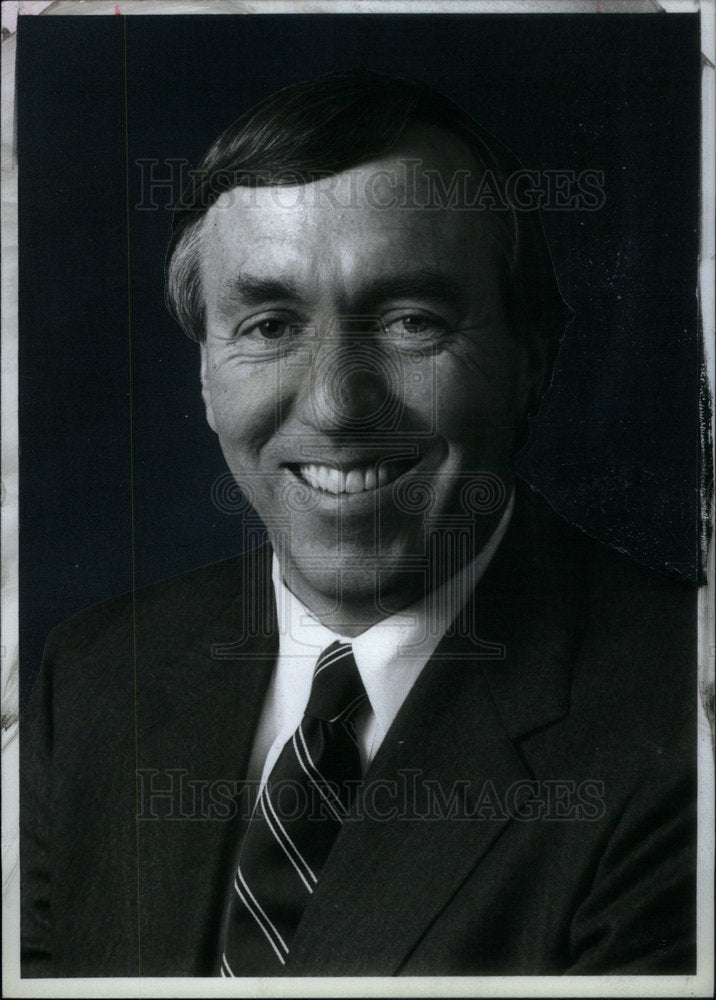 1987 Press Photo William Dabney business executive pose - Historic Images