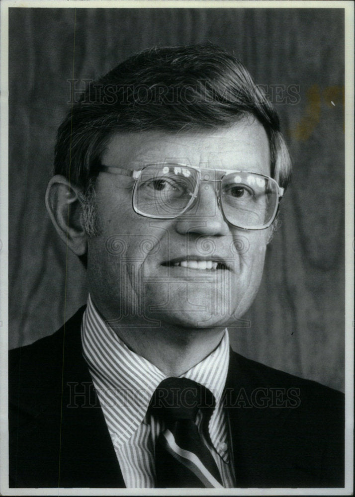 1982 Press Photo Cobe Labs Robert M Collins - Historic Images