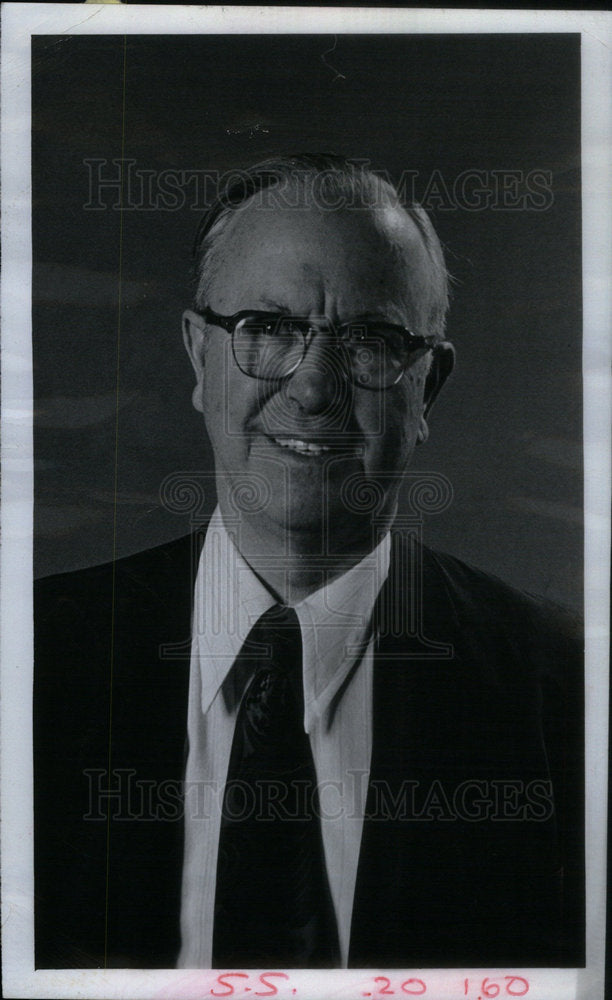 1975 Press Photo Post Funeral Counselor Dr Davidson - Historic Images