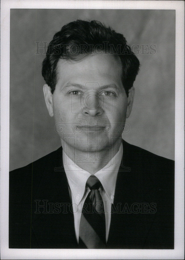 1993 Press Photo Cole Finegan attorney court poses suit - Historic Images