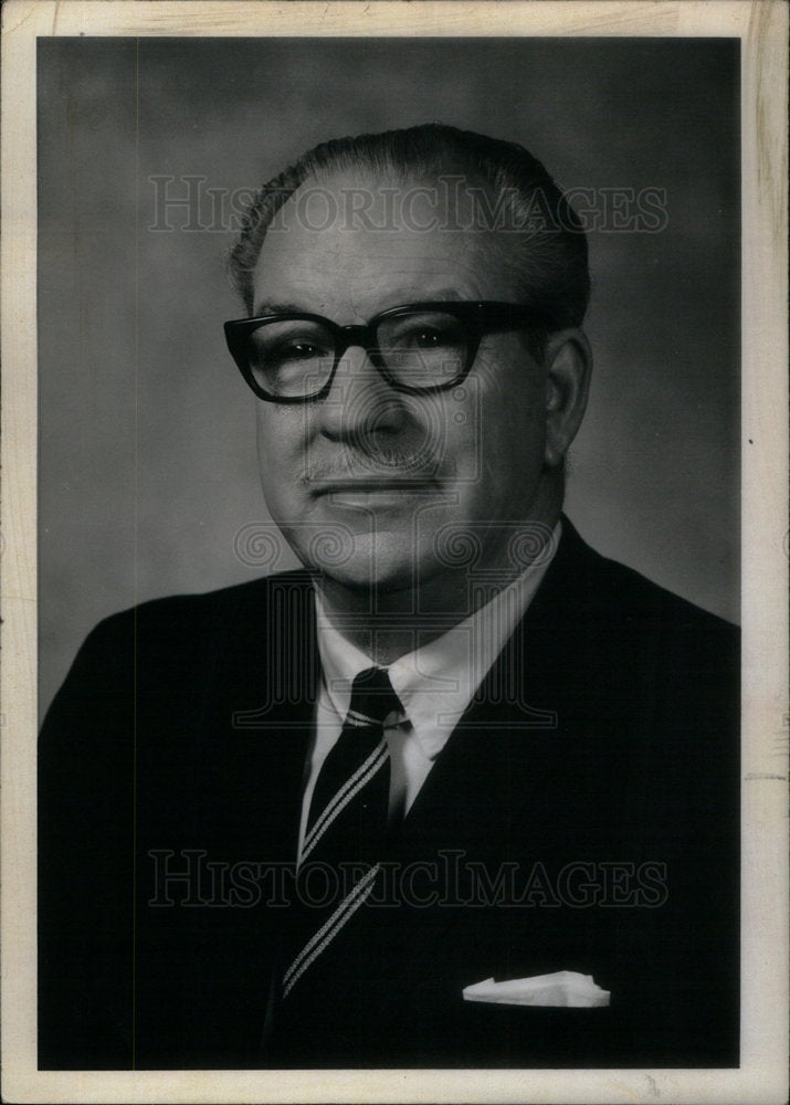 1967 Press Photo Doctor Allen Crawford wears spectacles - Historic Images