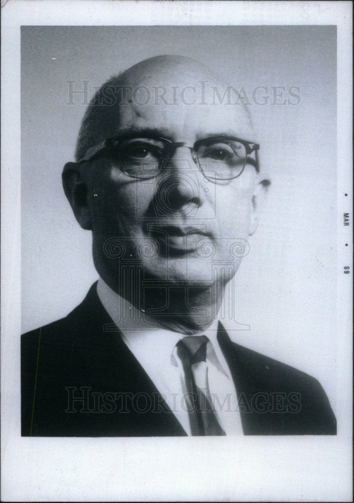 1969 Press Photo Crucikshank Director Study Center - Historic Images