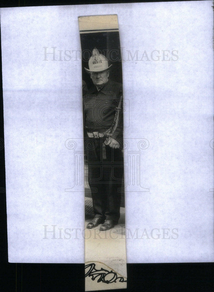 Press Photo Man Fireman Duties - Historic Images