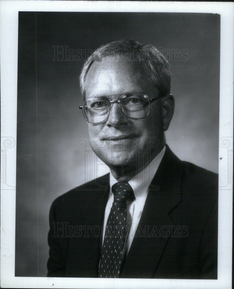 1993 Press Photo Bill Combs business executive pose - Historic Images