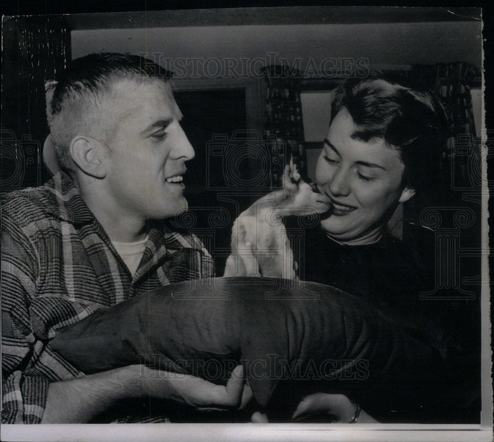 1956 Press Photo Perfect College Romance Football Tommy - Historic Images