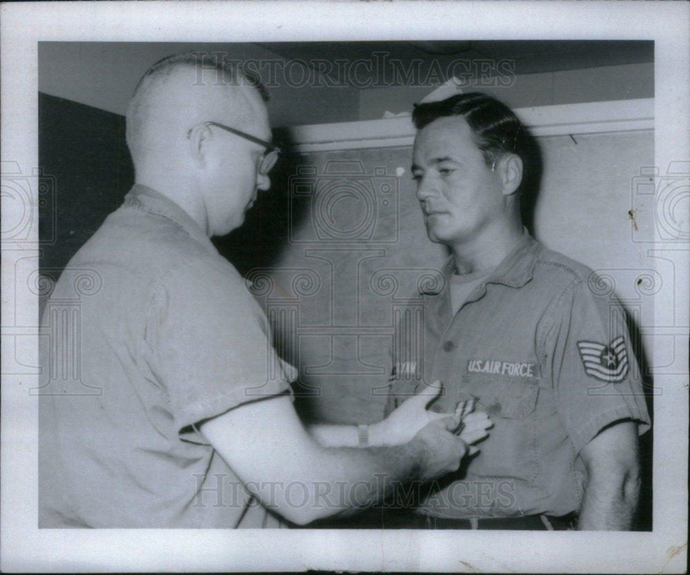 1967 Press Photo Vietnam McGlynn Thomas - Historic Images