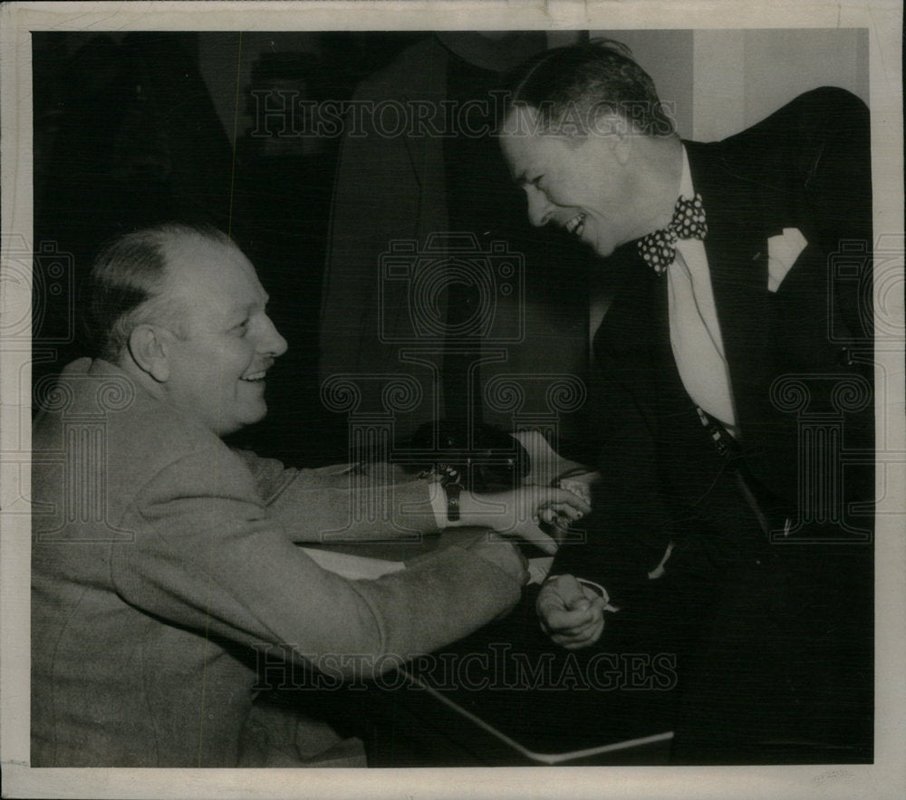 1950 Press Photo Gene Lowall &amp; Harry McCormick reporter - Historic Images