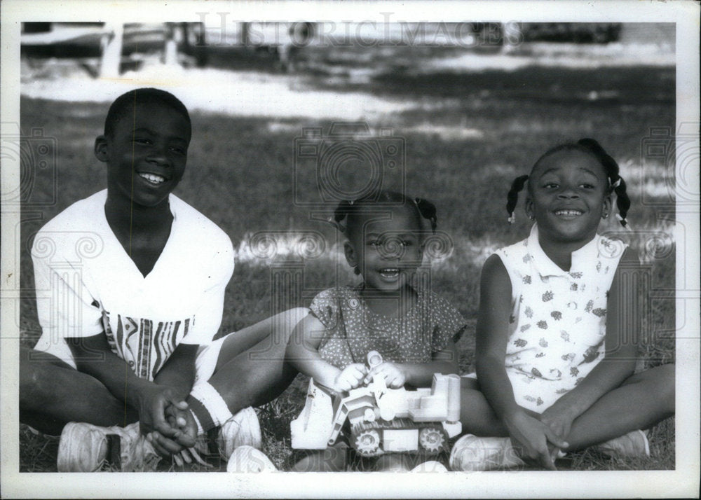 1990 Press Photo Kwenton Kyesha exuberant trio needs - Historic Images