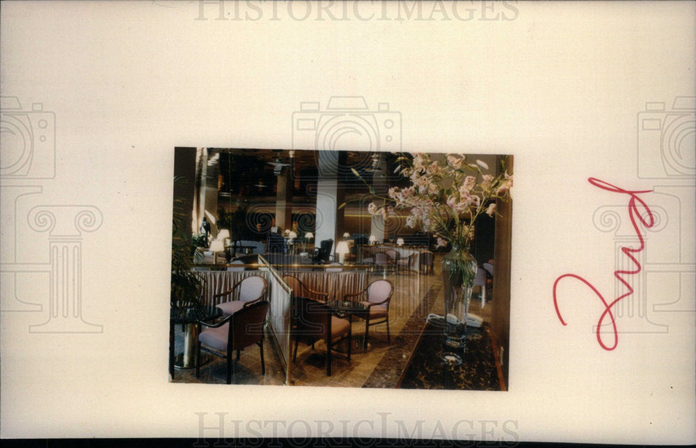 1985 Press Photo Omni Lobby hote Interior chair Detroit - Historic Images