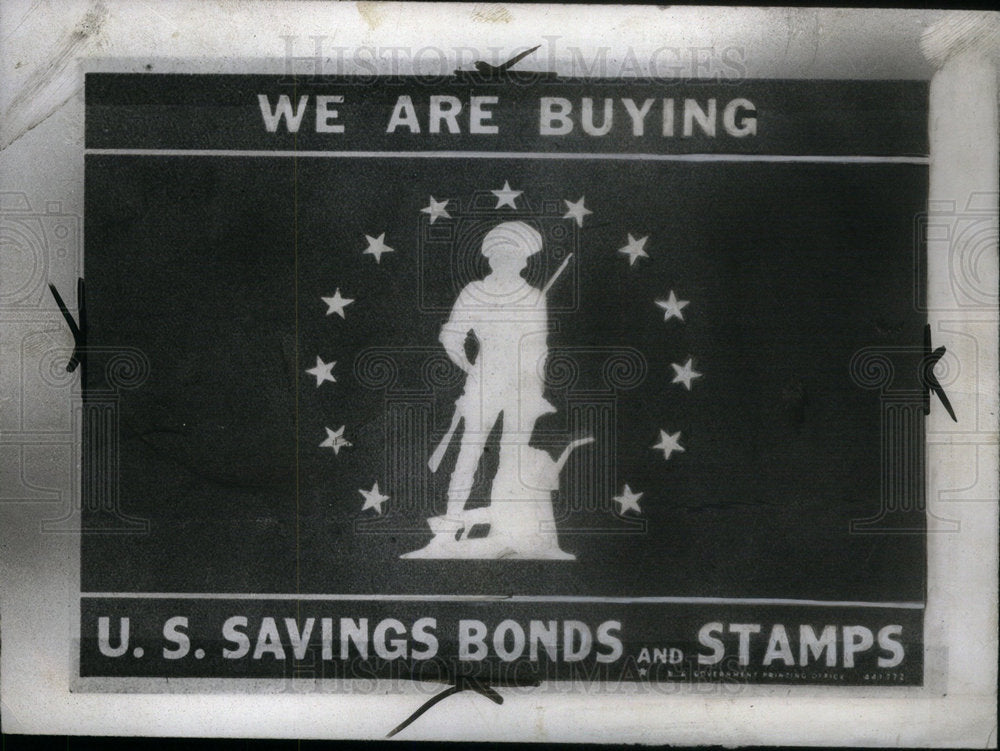 1942 Press Photo Sign Savings Bonds Stamps Purchase - Historic Images