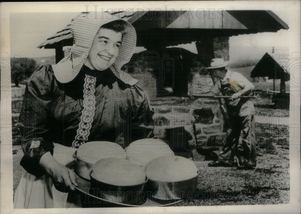 1962 Press Photo Pennsylvania Dutch woman bread baked - Historic Images