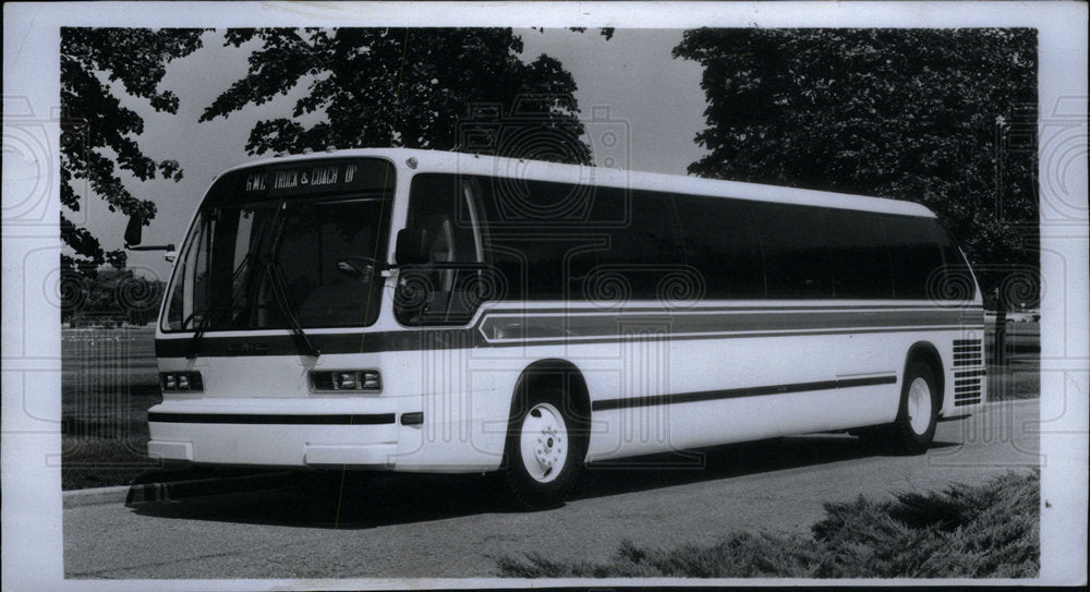 1975 Press Photo Picture Show Big Bus White Road Tree - Historic Images