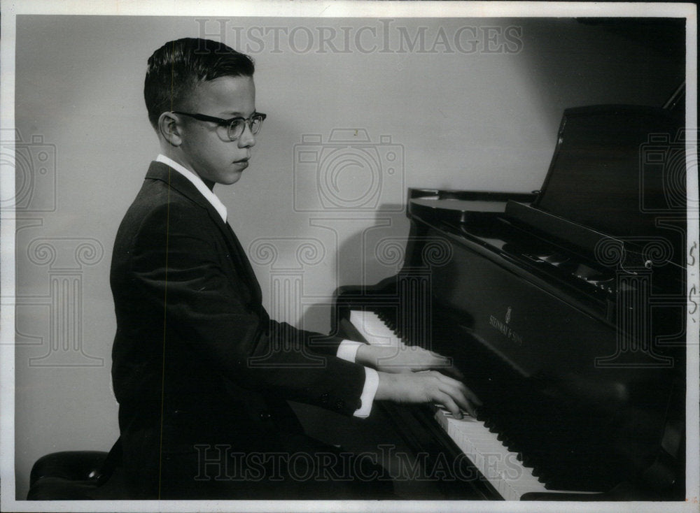 1964 Press Photo Young pianist Darle Bruckman Practices - Historic Images