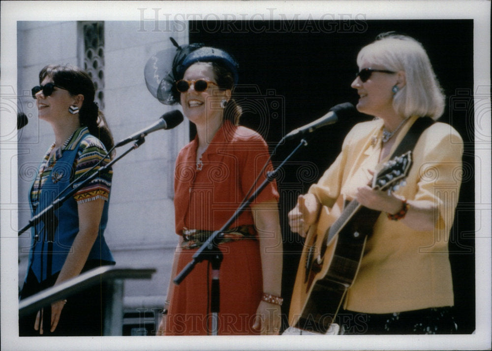 2000 Press Photo Chenille Sister Detroit Public Library - Historic Images