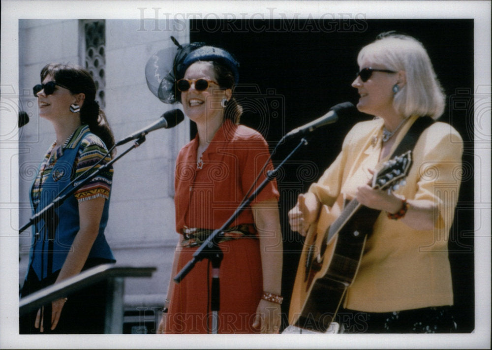 2000 Press Photo Chenille Sisters folk band entertainer - Historic Images