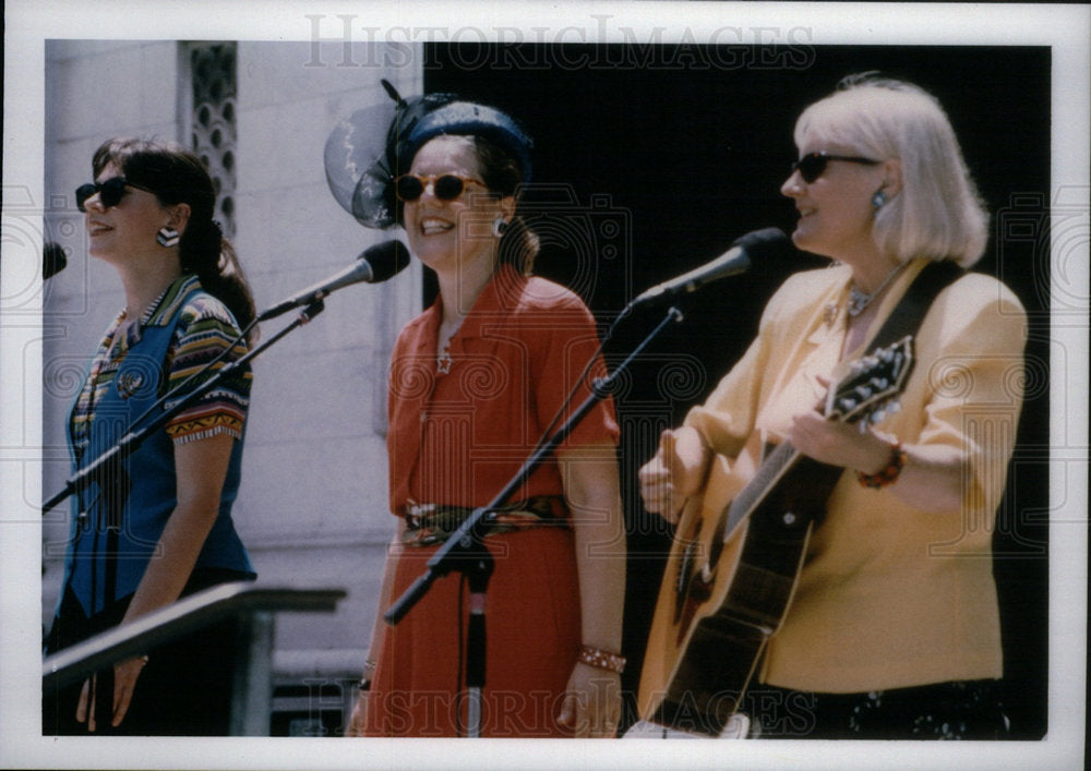 2000 Press Photo Chenille Sisters Detroit Birthday Even - Historic Images