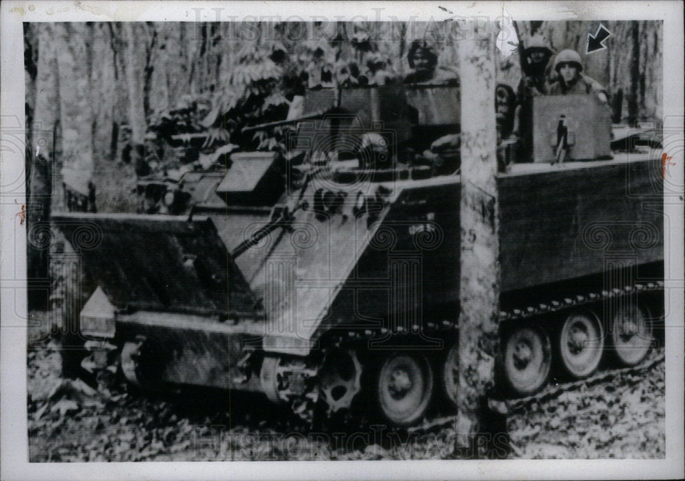 1972 Press Photo John Sexton army vehicle troop travel - Historic Images