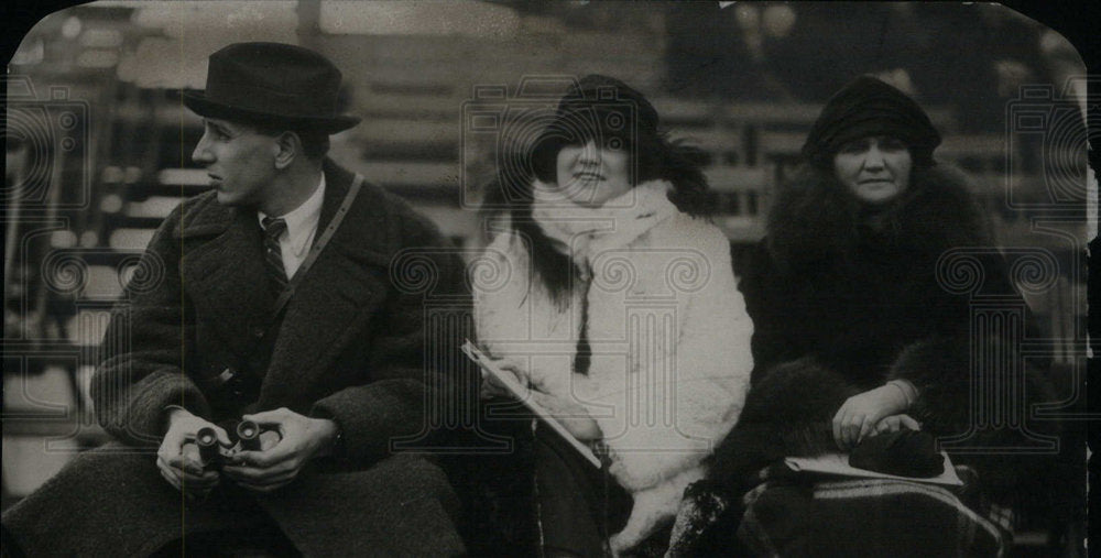 1922 Press Photo John Dodge wife Park Sitting camera - Historic Images