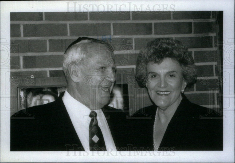 1995 Press Photo Sherman Finesilver Annette Judge Wife - Historic Images
