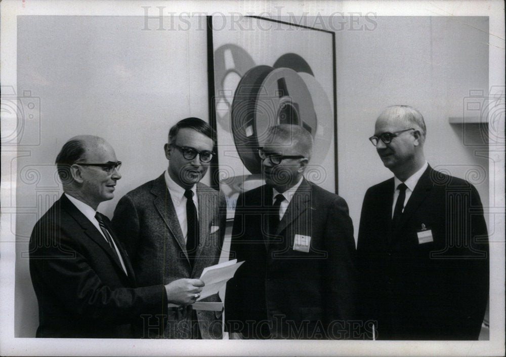 1968 Press Photo Robert McCollum Dr Herbert Greenburg - Historic Images