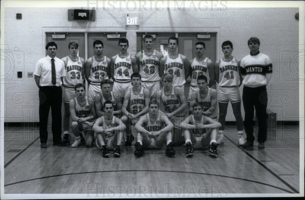 Press Photo Trenton Mantor team members game coach pose - Historic Images