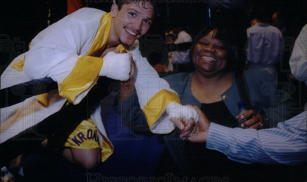 Press Photo Dan Graschuck Gallery Kick Boxer Snap Hand - Historic Images