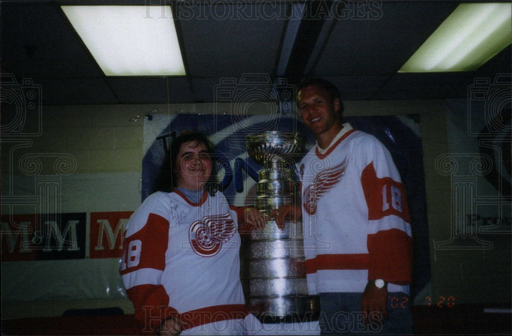 2002 Press Photo Kick Maltov Cambridge Ont Shield Hold - Historic Images