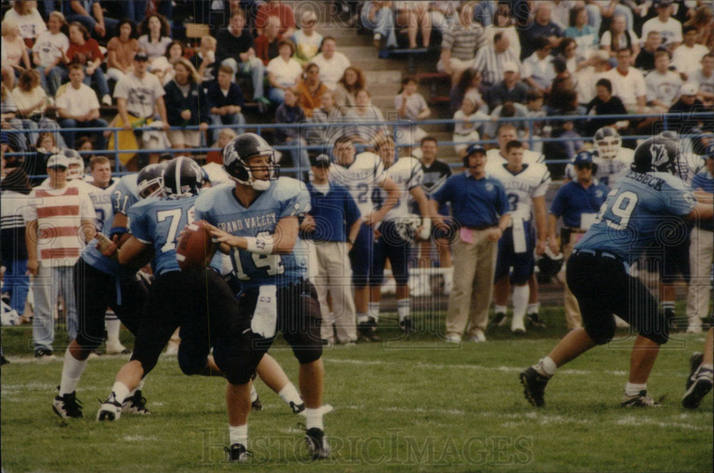 Press Photo Grand Valley State Lakers football team - Historic Images