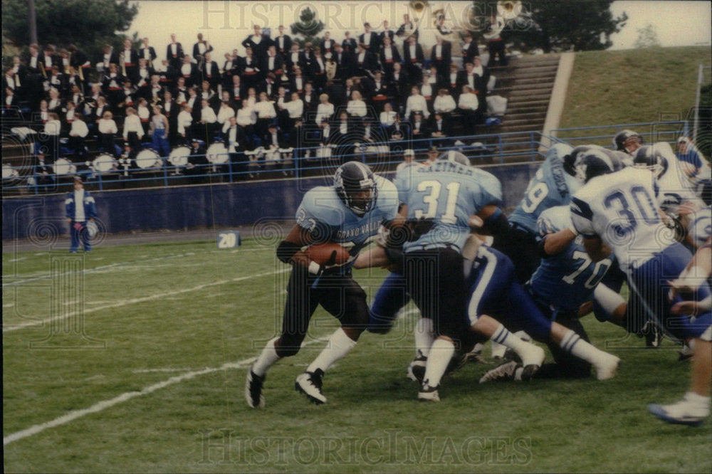 Press Photo Bruce Calhoun football player game ground - Historic Images