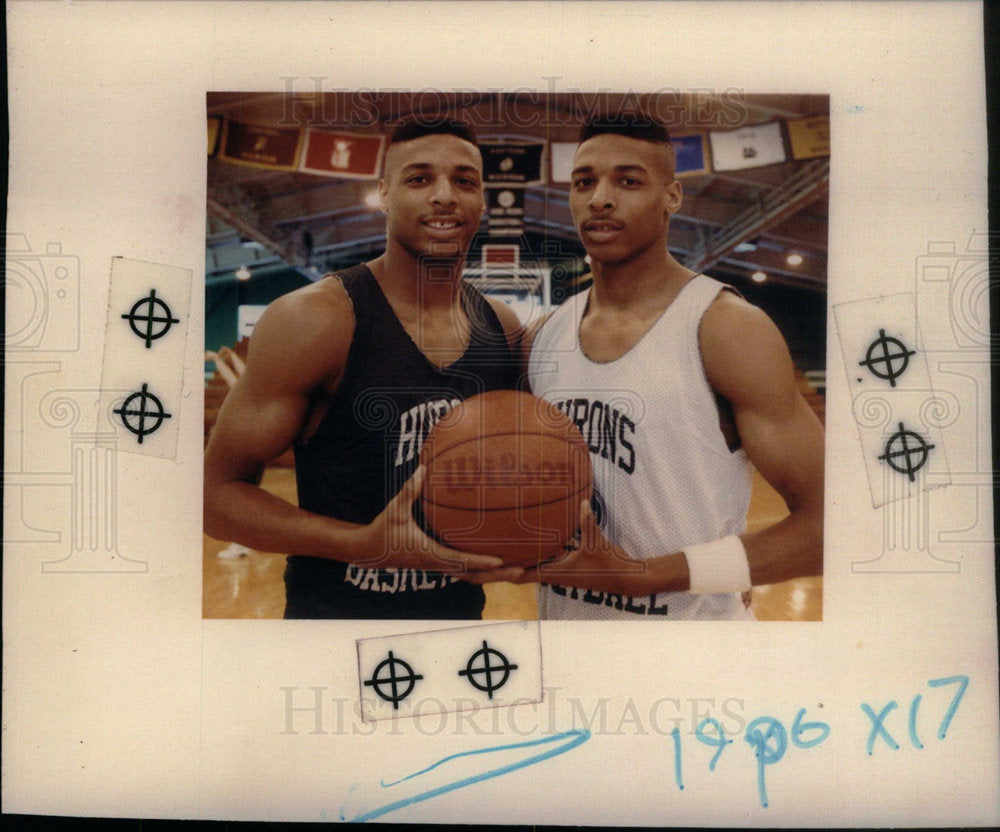 1969 Press Photo Two basketball players pose Picture - Historic Images