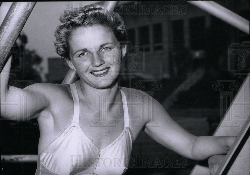 1956 Press Photo Gal Pat McCormic Los Angeles Club - Historic Images