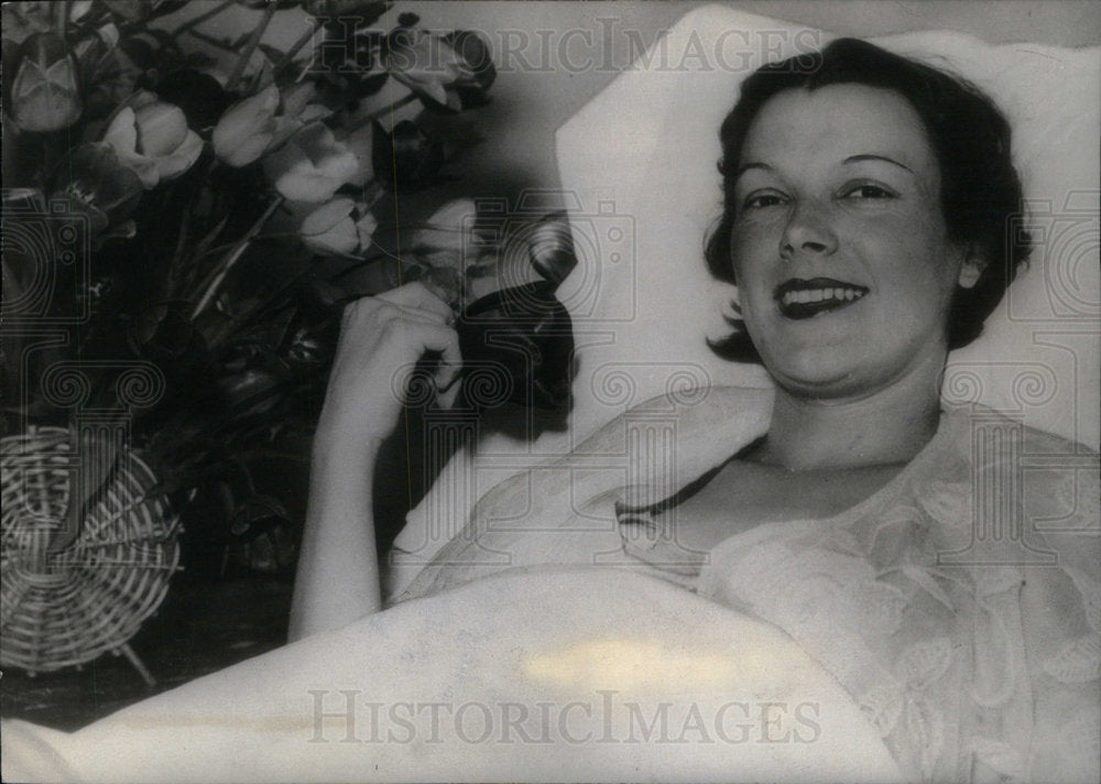 1935 Press Photo Lynnwood Rowe Baseball Pitcher Wife. - Historic Images