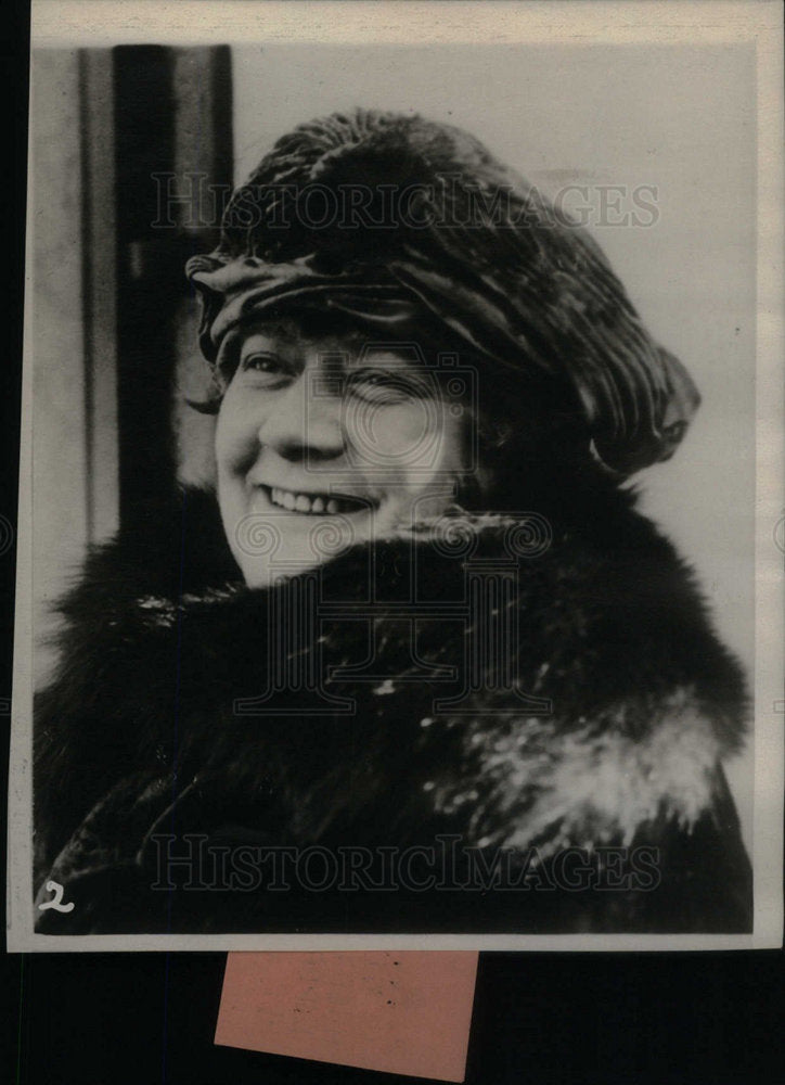 Mrs Hendry De Jans aka Winifred James - Historic Images