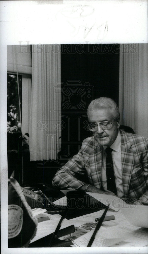 1986 Press Photo Detroit Police Chief Heyer Jr Office - Historic Images