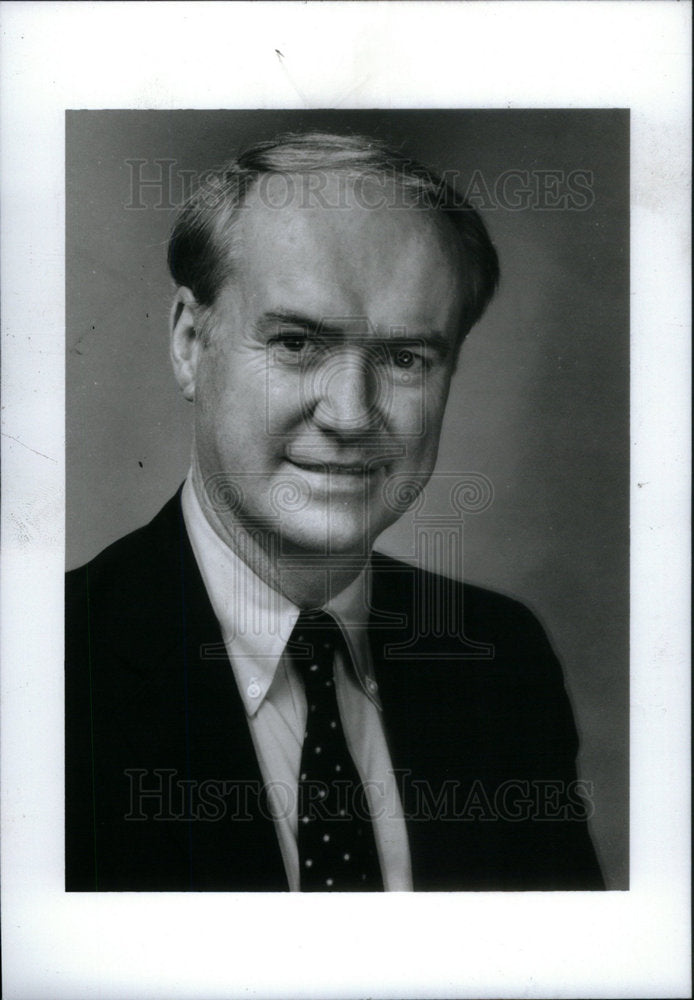 1987 Press Photo Maurice Hickey publisher pose Picture - Historic Images