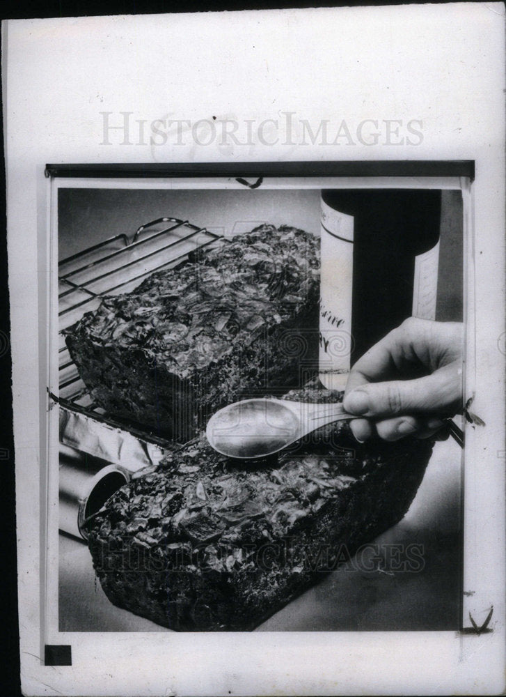 1976 Press Photo Ray Thomas cooking Food Item Variety - Historic Images