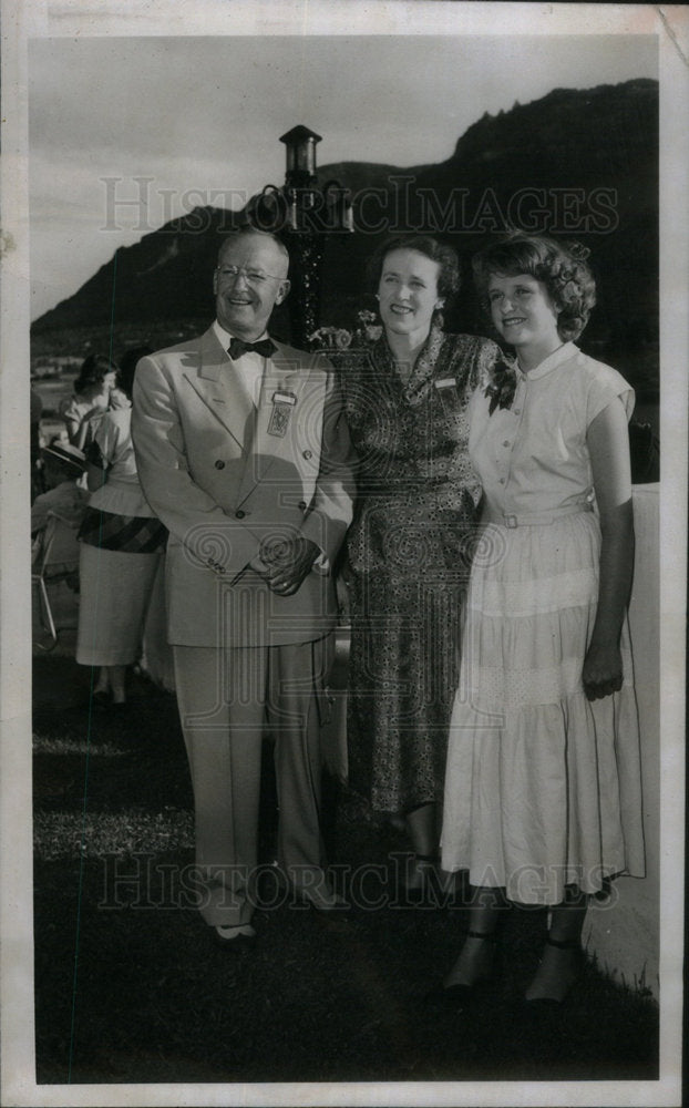 1949 Press Photo Gov Bracken Lee UtahWife Daughter Joan - Historic Images