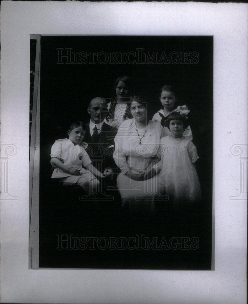 1957 Press Photo Stephen McNicholos Family Group Pix - Historic Images