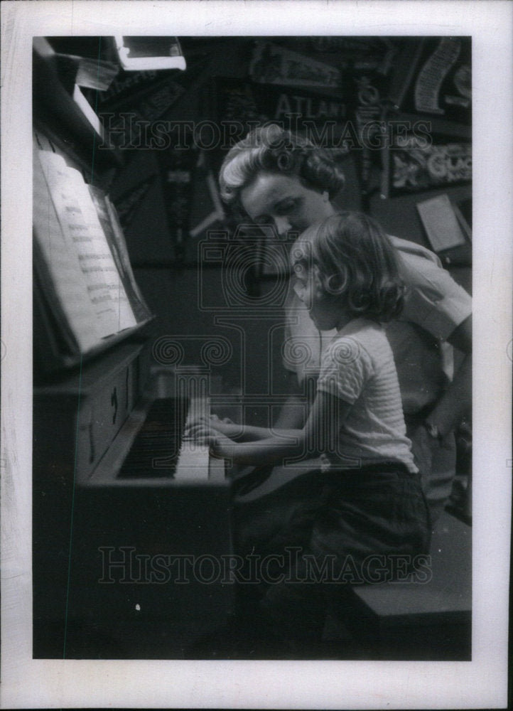 1961 Press Photo Mrs Stephen McNichols Busiset Family - Historic Images