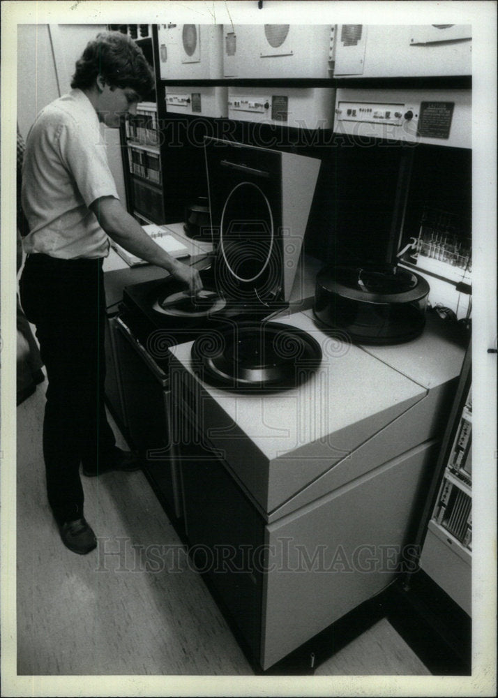 1983 Press Photo Memory Disk Bell Laboratories Engineer - Historic Images