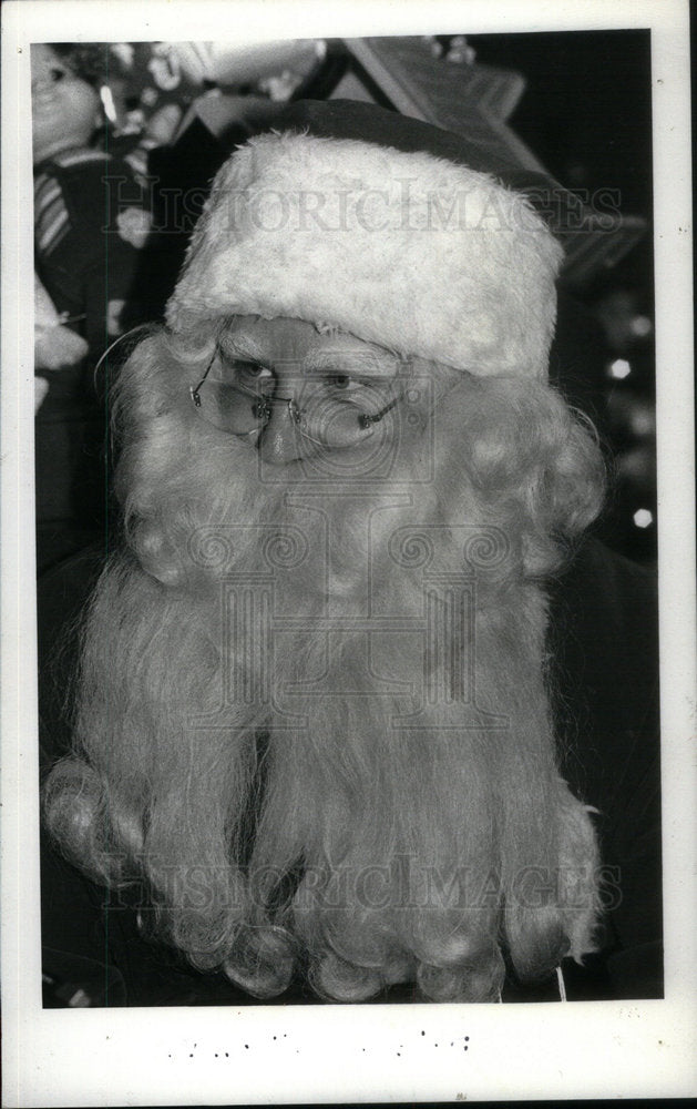 1979 Press Photo Safe Home Kris Kringle Carson Iran - Historic Images