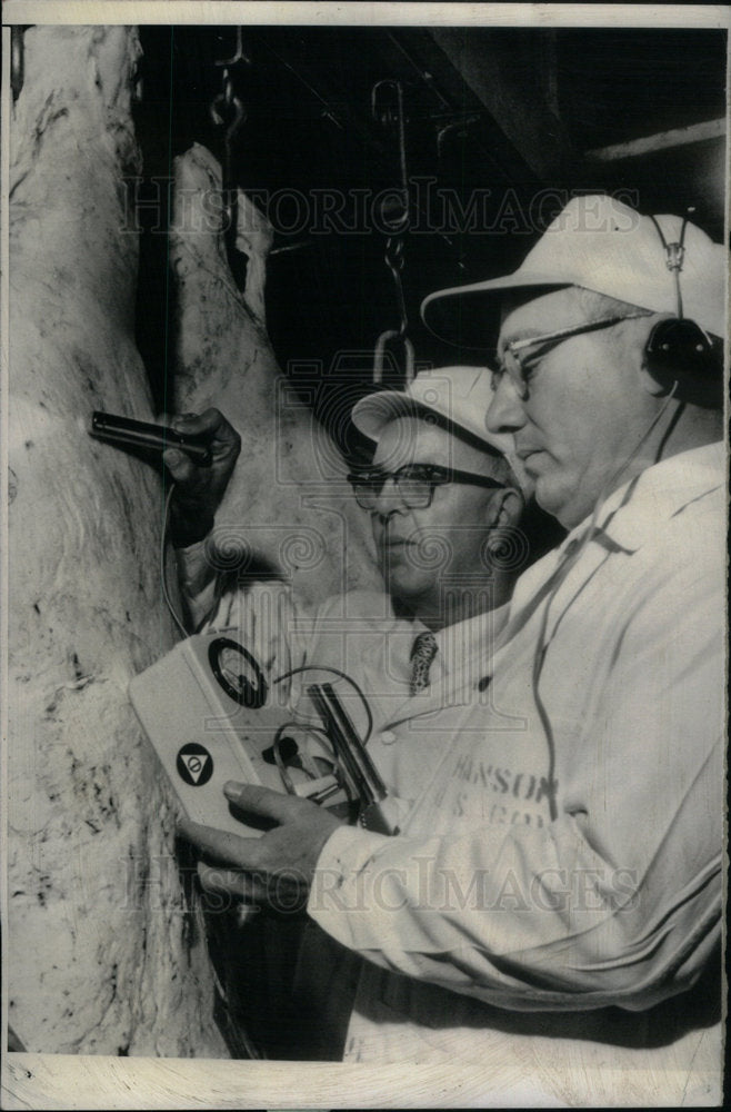 1960 Press Photo Llyod Hansen Meat Inspector - Historic Images