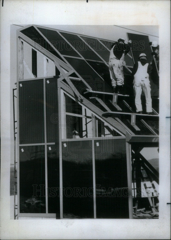 1975 Press Photo Workmen install solar energy panels - Historic Images