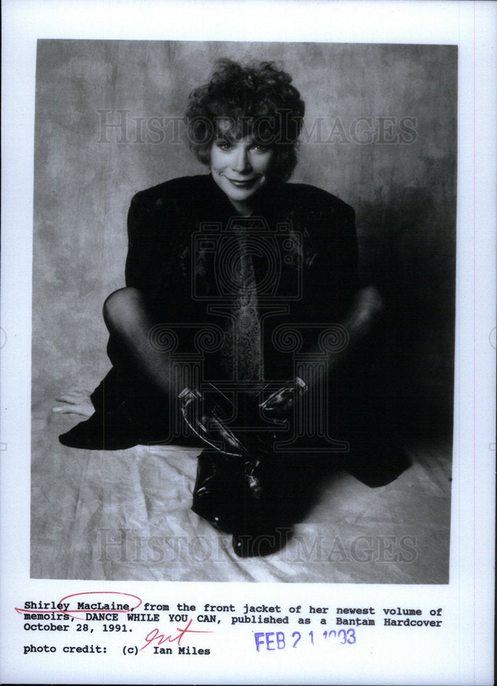 1993 Press Photo Shirley MacLaine Front Jacket Volume - Historic Images