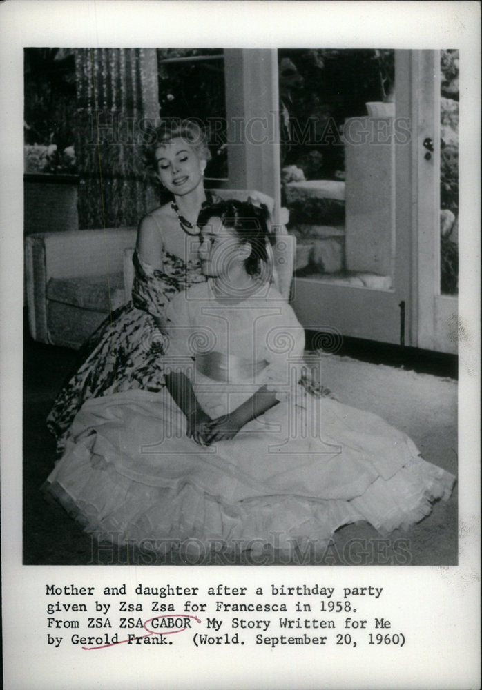 1960 Press Photo Mother Daughter Birthday Party Zsa Gab - Historic Images