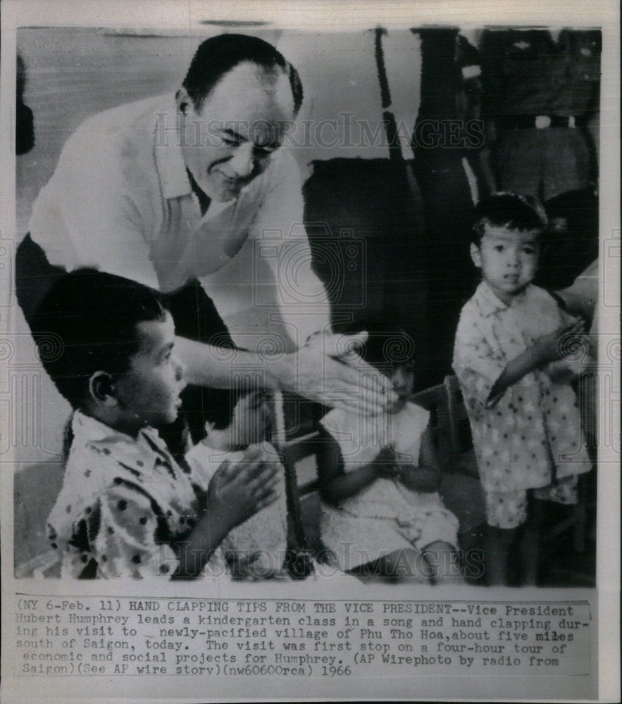 1966 Press Photo VP Humphrey Vietnamese Visit Children - Historic Images